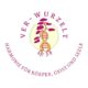 Logo mit dem Schriftzug „VER-WURZELT“ und dem Slogan „Harmonie für Körper, Geist und Seele“. In der Mitte ist eine stilisierte Pflanze mit Wurzeln und einer DNA-Helix abgebildet.