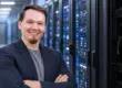 Robert Skawinski, Geschäftsführer der SKAWINSKI GmbH, im Rechenzentrum – Datensicherheit in der Cloud beginnt mit einer unabhängigen Kopie
